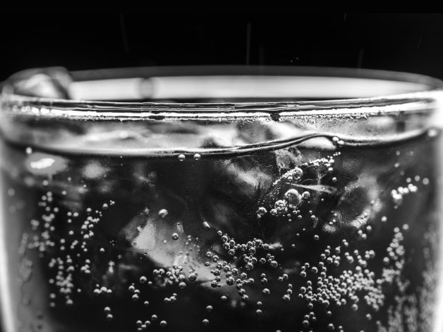 L’acqua frizzante fa male?